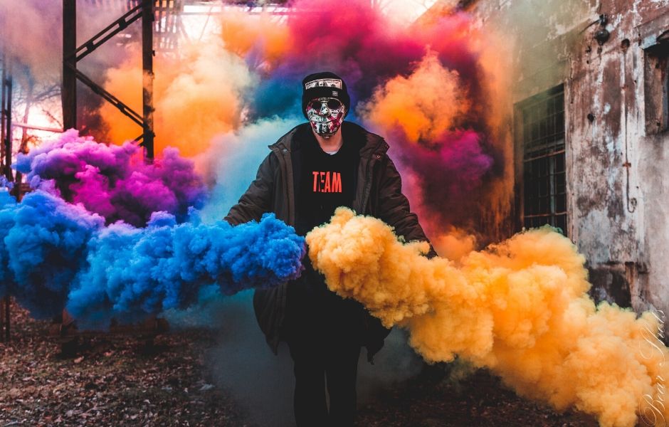 Everything you need to know about SMOKE BOMBS at your wedding